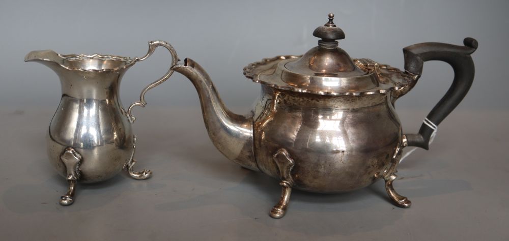 A George V silver teapot and matching cream jug, Blackmore & Fletcher Ltd, London, 1921, gross 17.5oz.